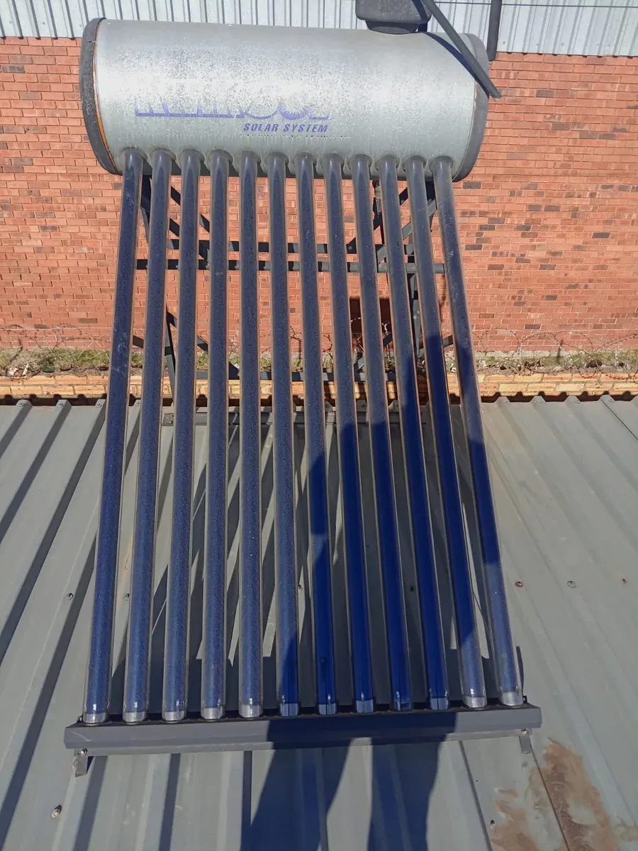 100 Litre Evacuated Tube Solar Geyser Conversion – Choosing the Right Household Capacity 100 litre evacuated tube solar geyser system positioned on a residential roof