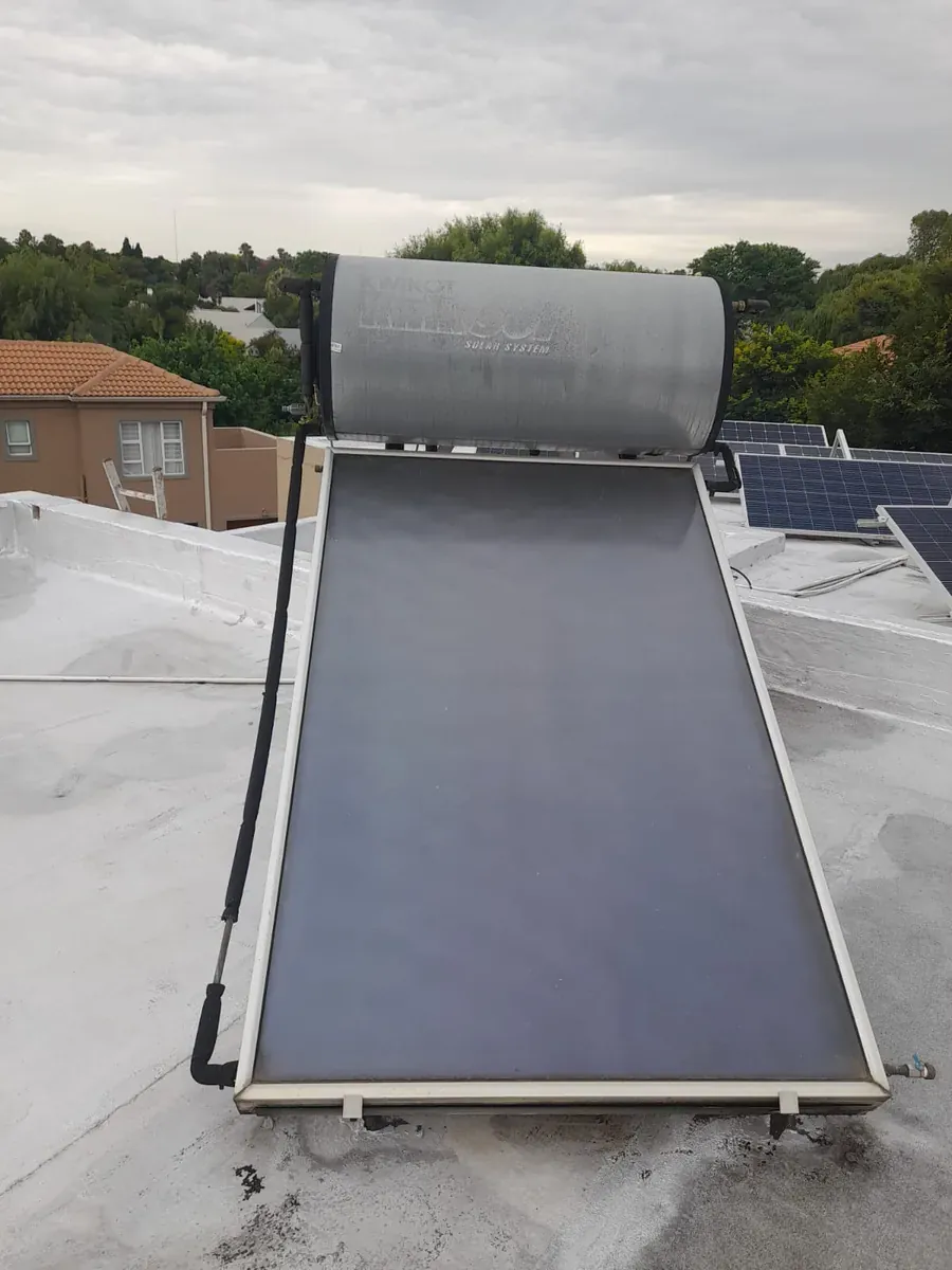 150 Litre Evacuated Tube Solar Geyser Conversion – Why Homeowners Trust Our Solar Geyser Plumbers roof-mounted flat plate solar geyser installation inspected by experienced solar geyser plumbers