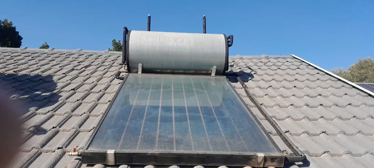 150 Litre Evacuated Tube Solar Geyser Conversion – Choosing the Right Household Capacity 150 litre solar geyser system installed on a pitched residential roof