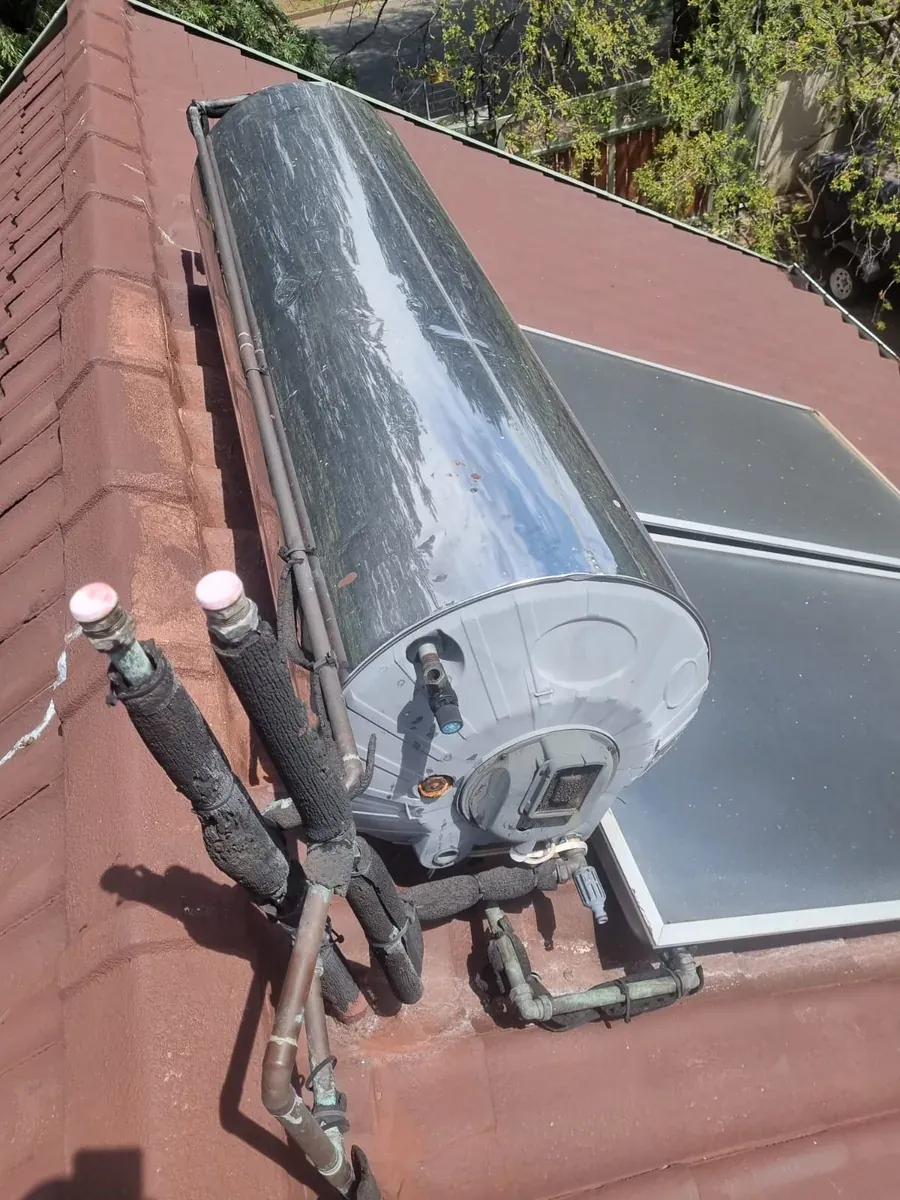200 Litre Solar Geyser – Frequently Asked Questions About 200 Litre Solar Geysers established Solahart style solar geyser system on a residential roof