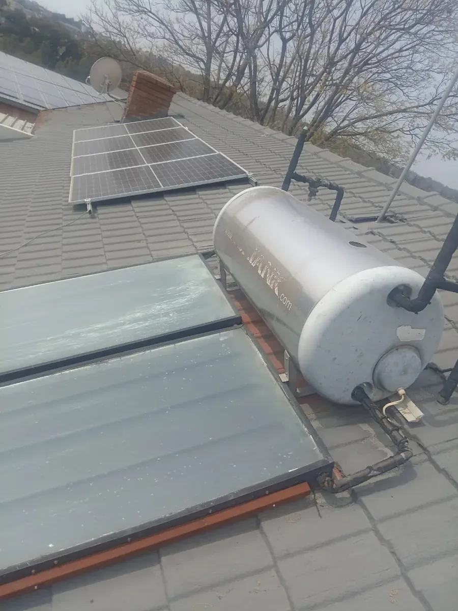 200 Litre Solar Geyser – Trusted Solar Geyser Systems and Workmanship flat plate 200 litre solar geyser system mounted on a roof