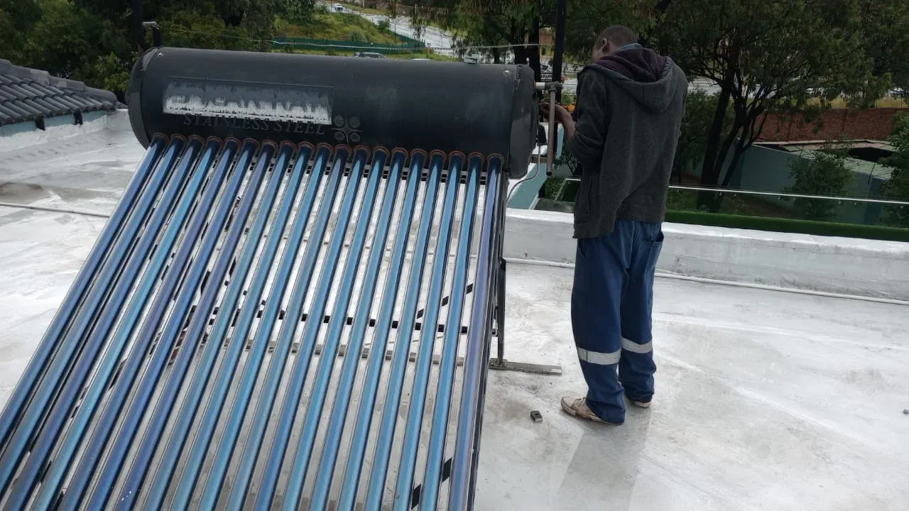 200 Litre Solar Geyser – Professional 200 Litre Solar Geyser Installation technician completing a professional 200 litre solar geyser installation