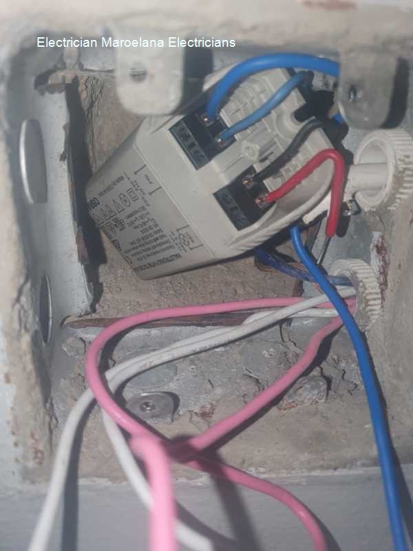 Electrician Maroelana electricians work round the clock including weekends and public holidays with a free quotation.