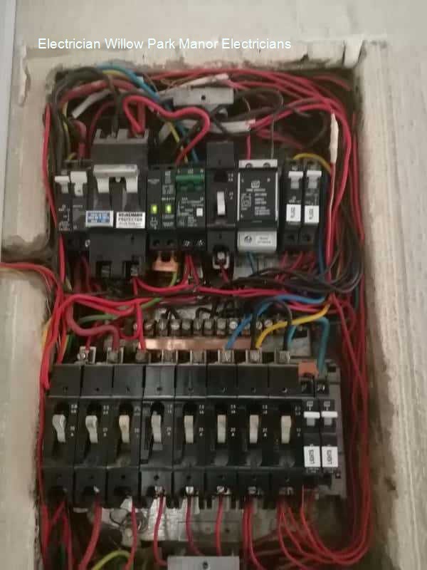 Electrician Willow Park Manor electricians work round the clock including weekends and public holidays with a free quotation.
